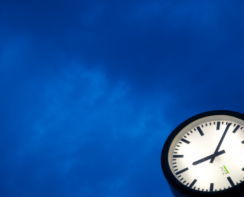 Eine Uhr vor blauem Himmel