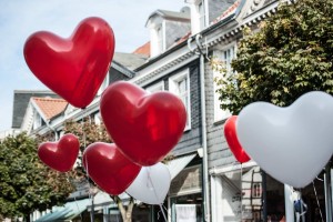 Herzen Luftballons in der Altstadt von Hattingen