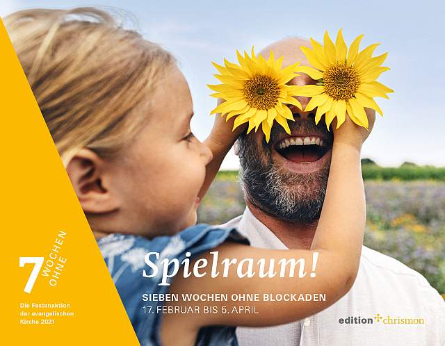 Spielraum, Ein Kind hält einem lachenden Mann zwei Sonnenblumenblüten vor die Augen